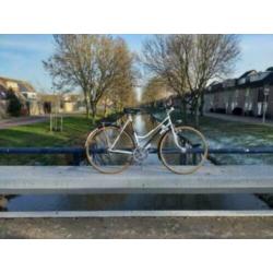 Uit 1978 Een nieuwe Batavus Champion tourfiets.