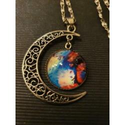Mooie ketting halve maan , gekleurde steen met glas