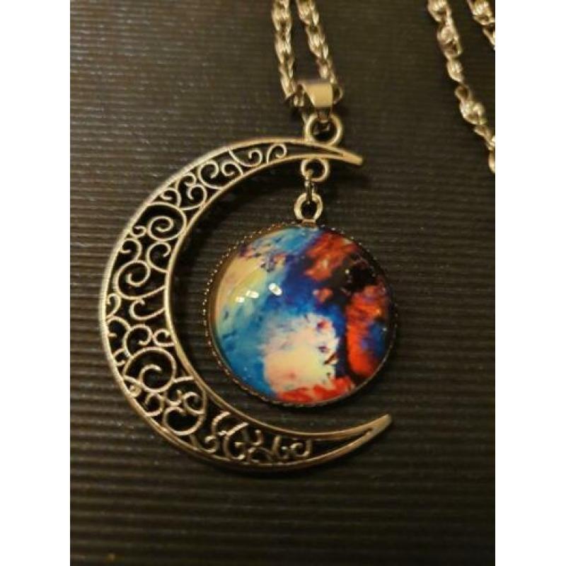 Mooie ketting halve maan , gekleurde steen met glas