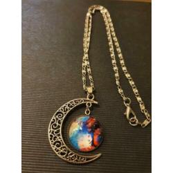 Mooie ketting halve maan , gekleurde steen met glas