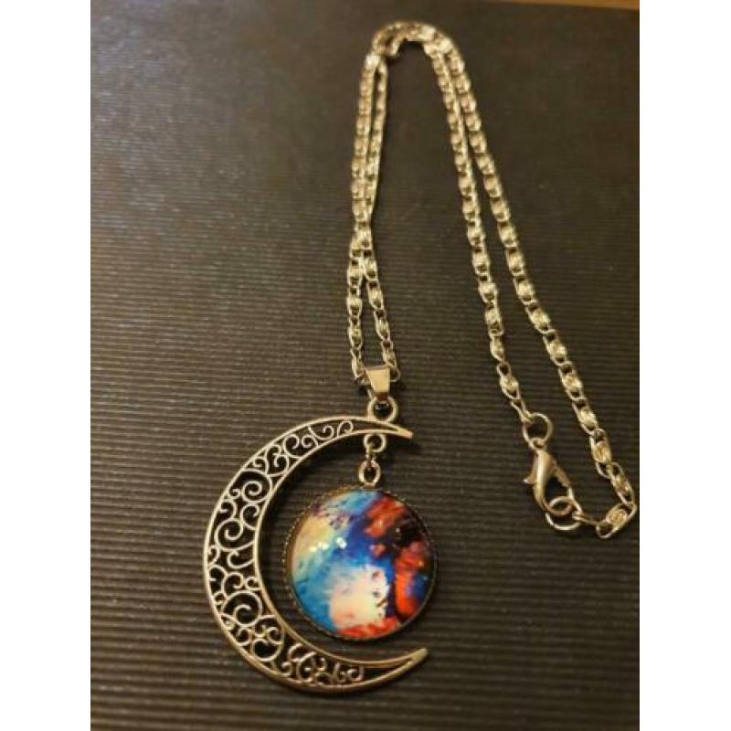 Mooie ketting halve maan , gekleurde steen met glas