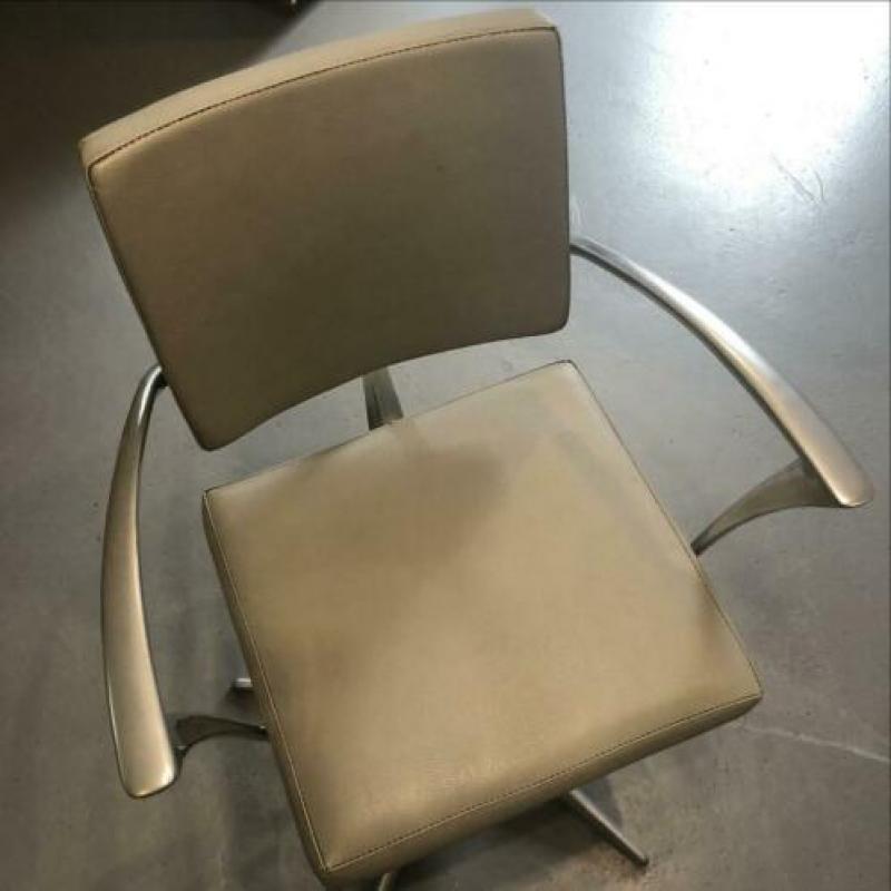 Kappersstoel grijs leer Italiaans design met voetsteun