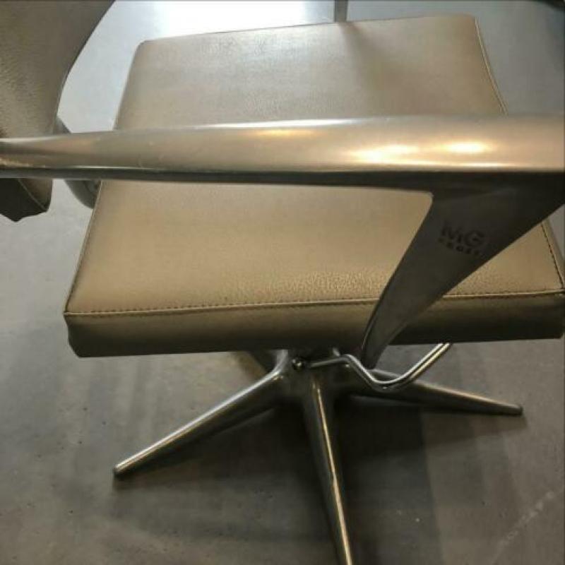 Kappersstoel grijs leer Italiaans design met voetsteun