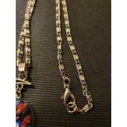 Mooie ketting halve maan , gekleurde steen met glas