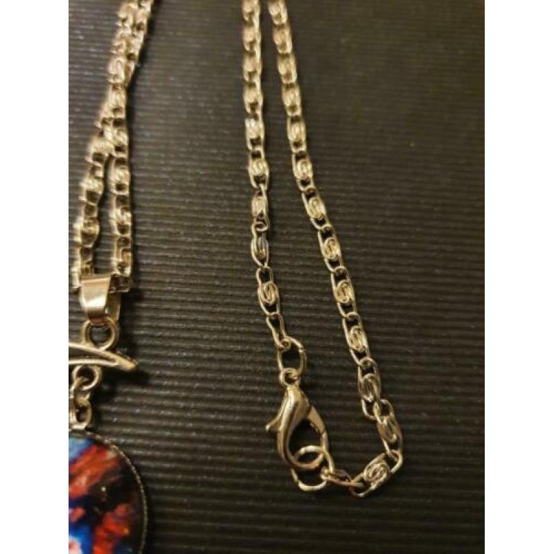 Mooie ketting halve maan , gekleurde steen met glas