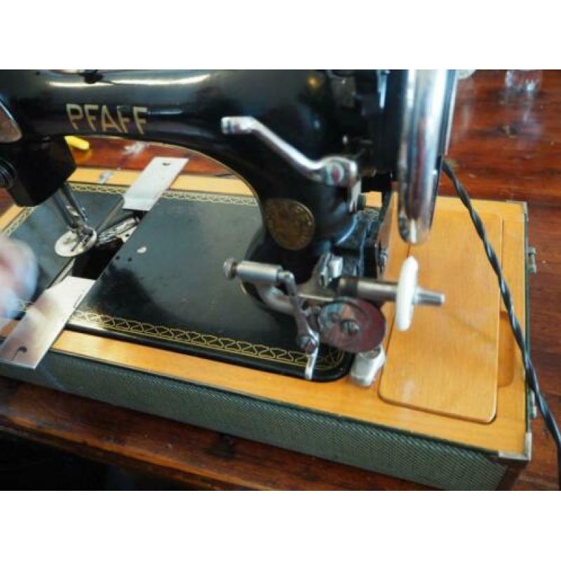Pfaff 11 met moter voor rechtstikken geen zigzag
