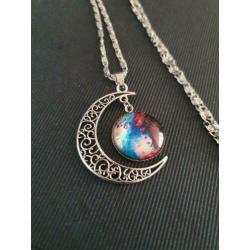 Mooie ketting halve maan , gekleurde steen met glas