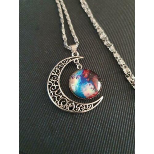 Mooie ketting halve maan , gekleurde steen met glas