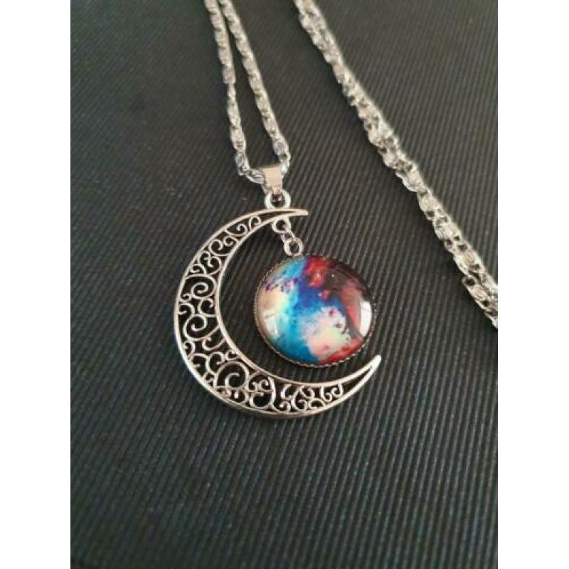Mooie ketting halve maan , gekleurde steen met glas