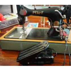 Pfaff 11 met moter voor rechtstikken geen zigzag