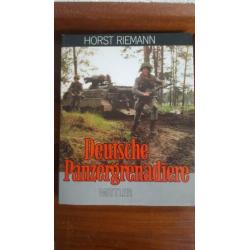 Partij Duitse boeken over wereldoorlog, wapens, militaria