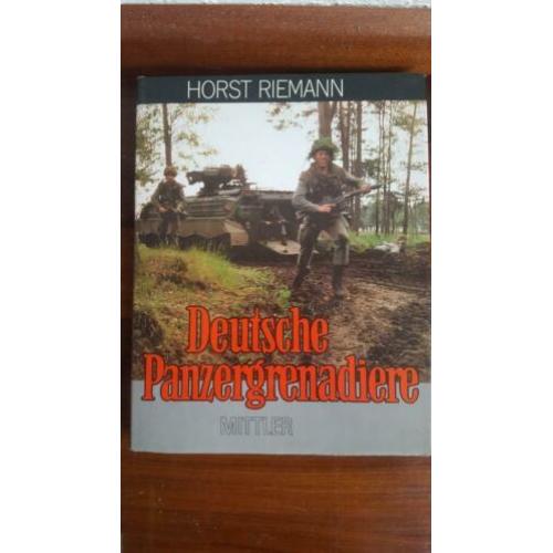 Partij Duitse boeken over wereldoorlog, wapens, militaria