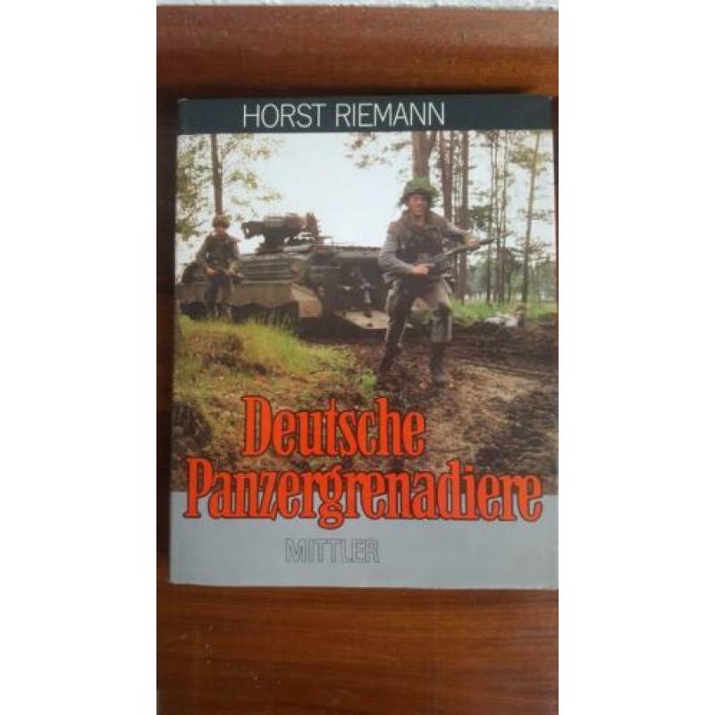 Partij Duitse boeken over wereldoorlog, wapens, militaria