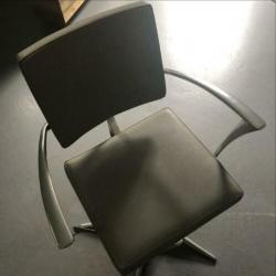 Kappersstoel grijs leer Italiaans design met voetsteun