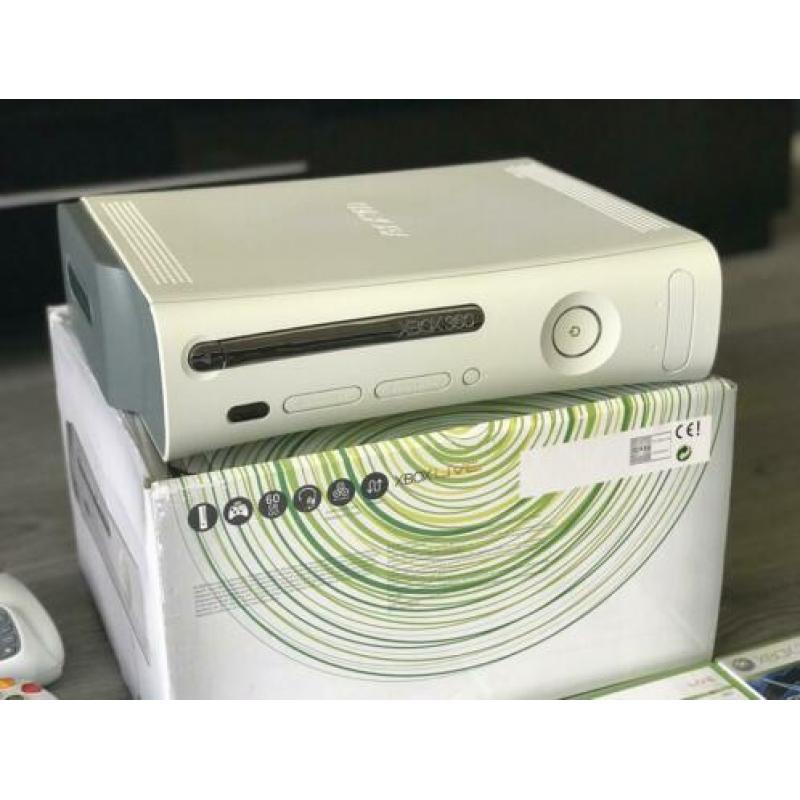 Xbox 360 met 18 spellen, 2 controllers en headsets