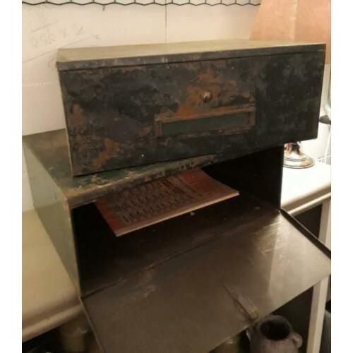 2 vintage verweerde metalen klepbakken