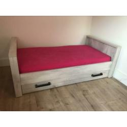 Babykamer - Doorgroeibed (incl. matras) + commode