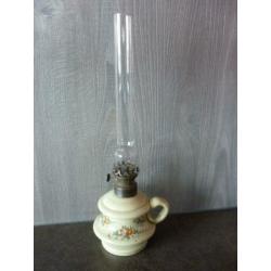 Antiek olielampje van opaalglas.