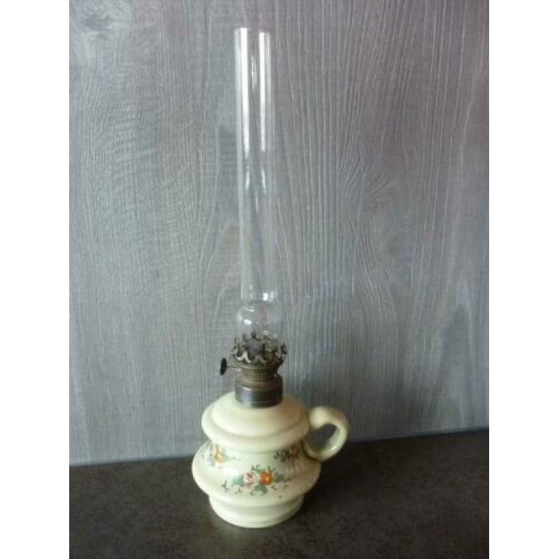 Antiek olielampje van opaalglas.