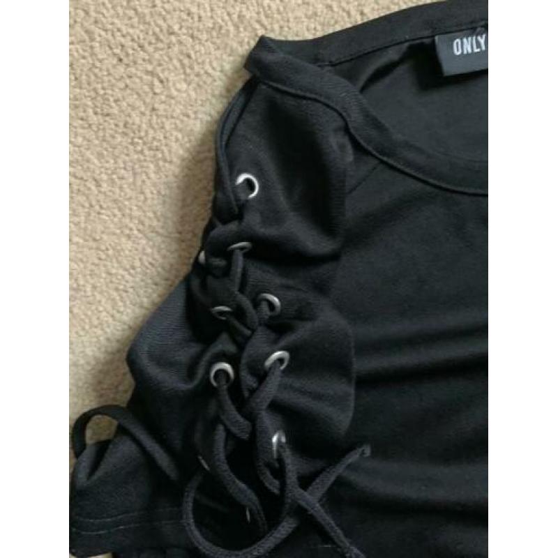 Zwart shirt met veters in de mouwen van Only