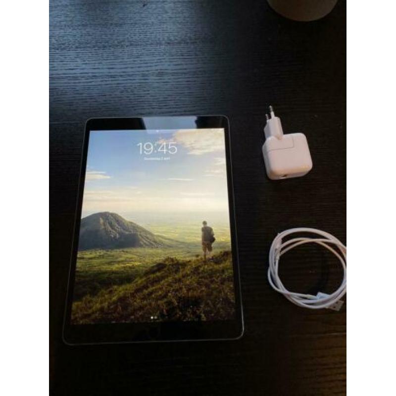 iPad Pro 10.5 64 GB + oplader