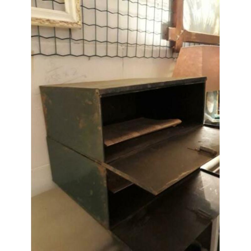 2 vintage verweerde metalen klepbakken