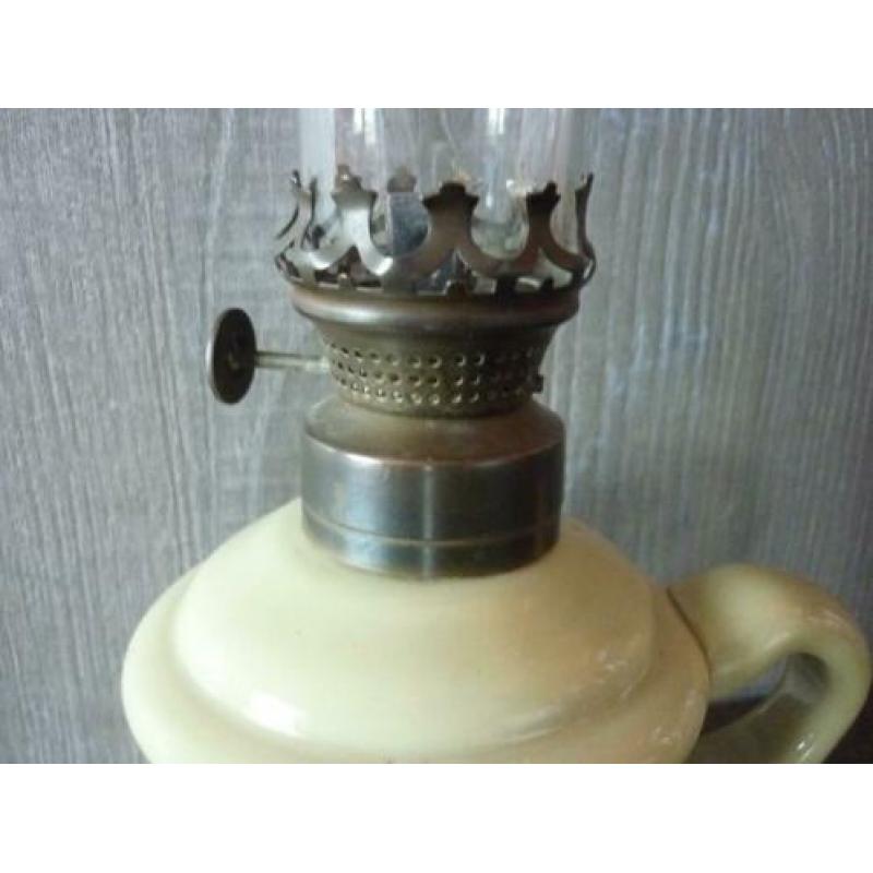 Antiek olielampje van opaalglas.