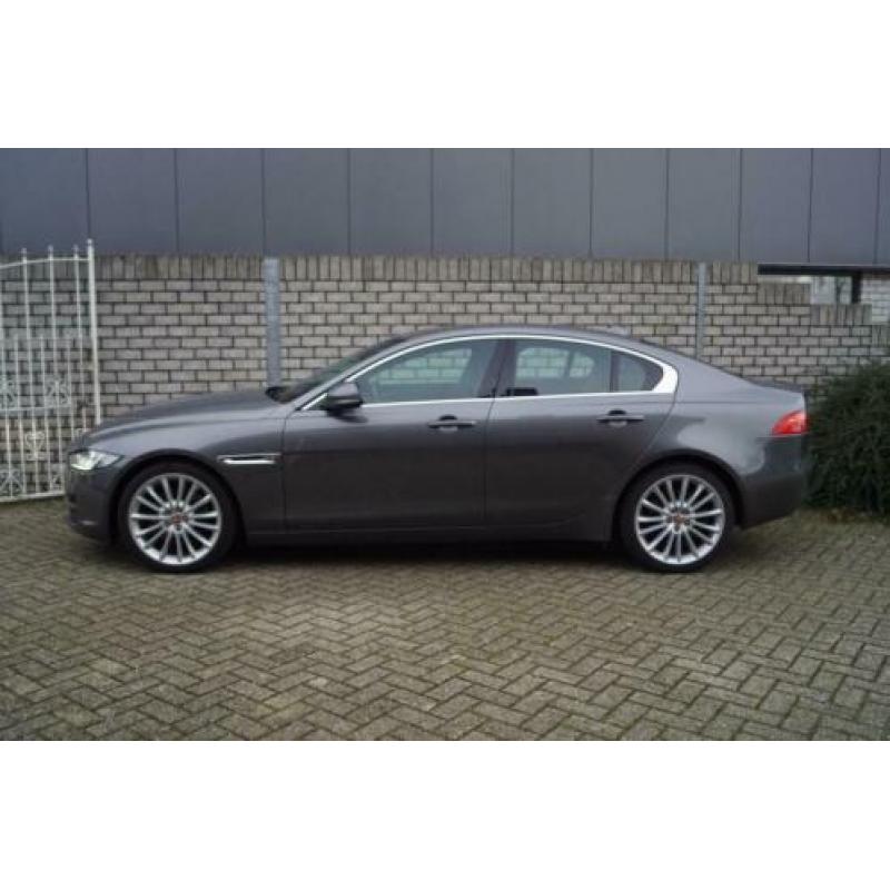 Jaguar XE 2.0 Portfolio Autom 241 PK Xenon Leder Navi Clima