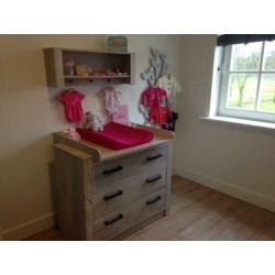 Babykamer - Doorgroeibed (incl. matras) + commode