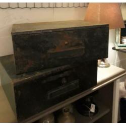 2 vintage verweerde metalen klepbakken