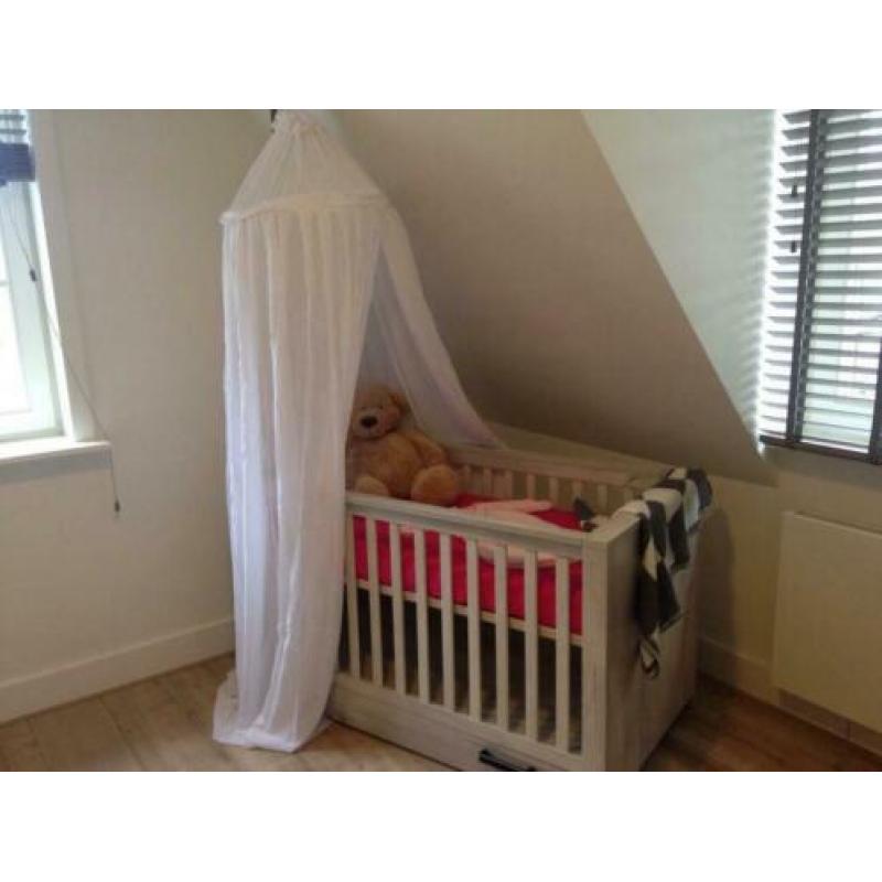 Babykamer - Doorgroeibed (incl. matras) + commode