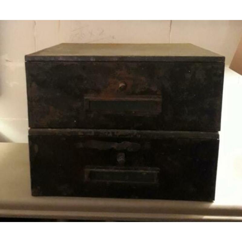 2 vintage verweerde metalen klepbakken
