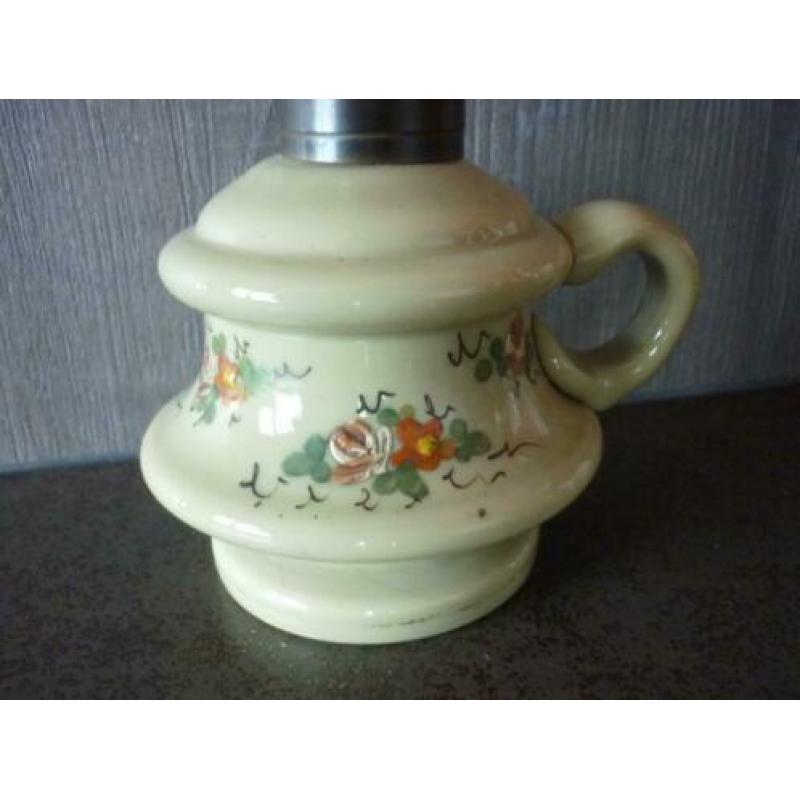 Antiek olielampje van opaalglas.