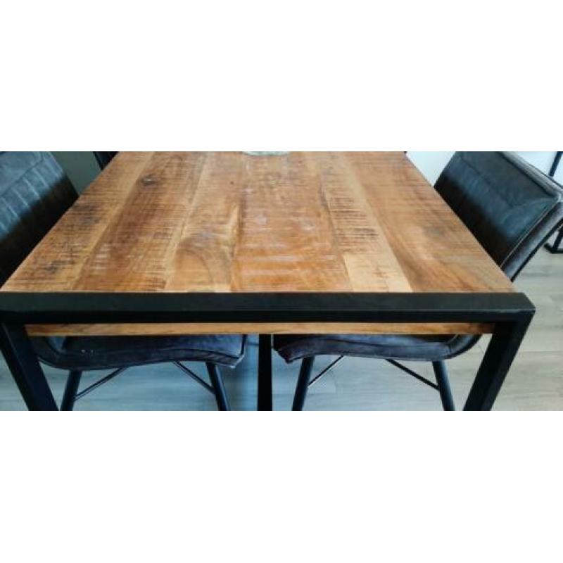 Mooie mangohouten eettafel