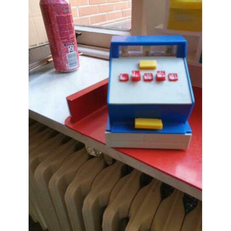 Vintage houten kruidenierswinkel met veel boodschappen