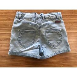 Twee meisjes jeansshorts maat 4