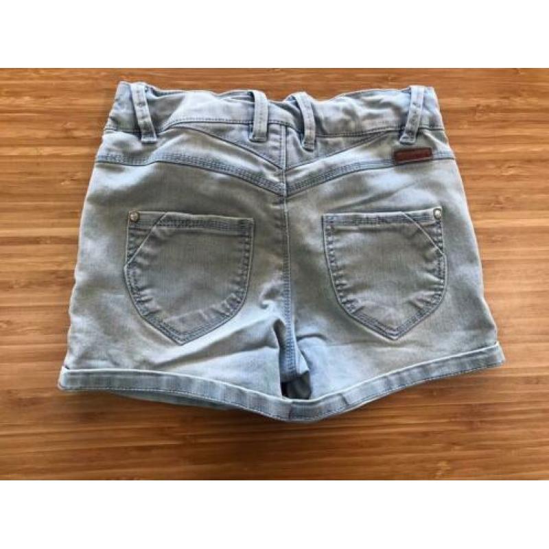 Twee meisjes jeansshorts maat 4