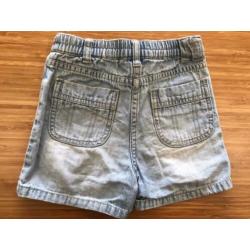 Twee meisjes jeansshorts maat 4