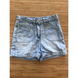 Twee meisjes jeansshorts maat 4