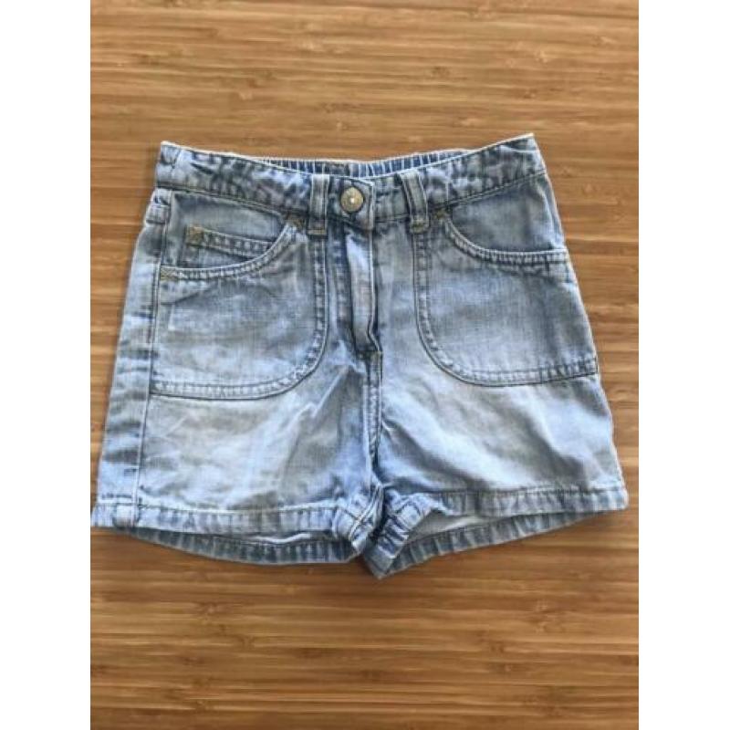 Twee meisjes jeansshorts maat 4