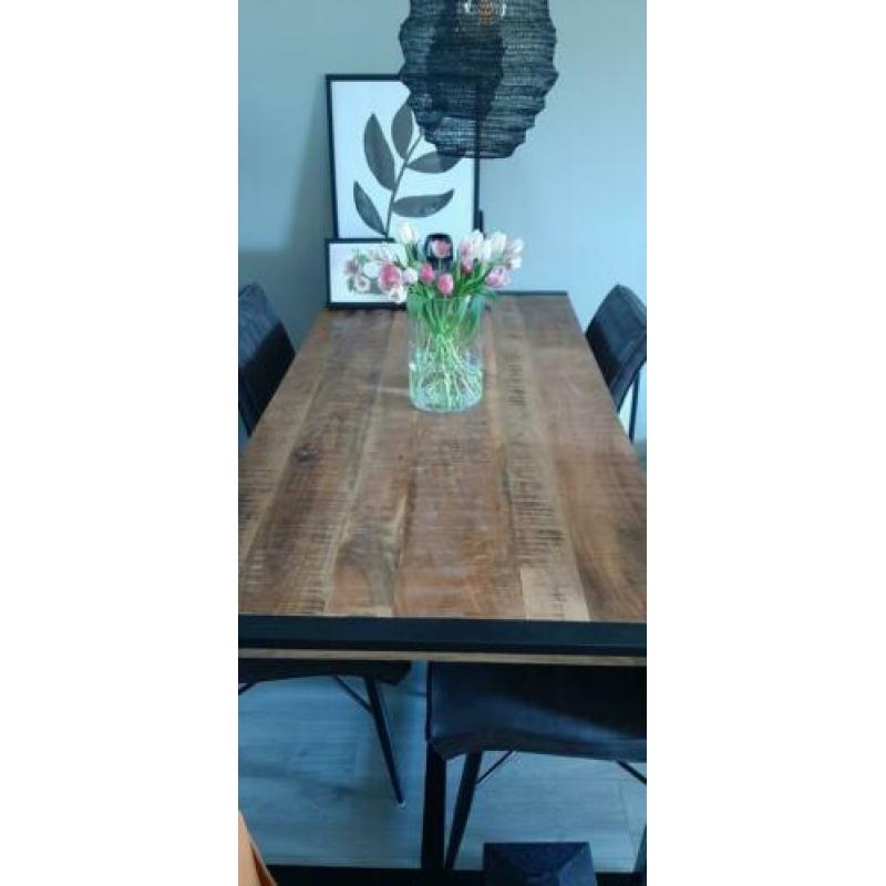 Mooie mangohouten eettafel