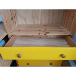 Grenen kast met deuren en laden