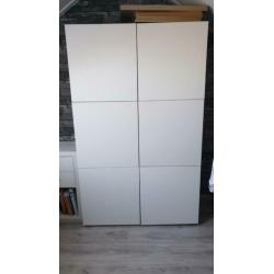 Besta kledingkast Ikea zwartbruin met witte deurtjes