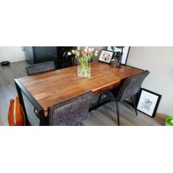 Mooie mangohouten eettafel