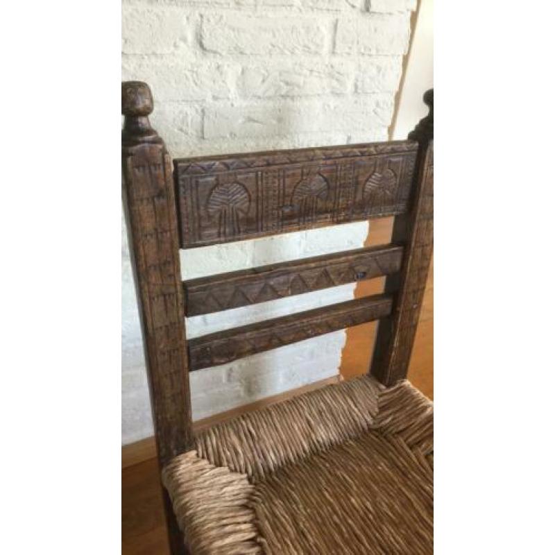 Mooi houten stoeltje met houtsnijwerk