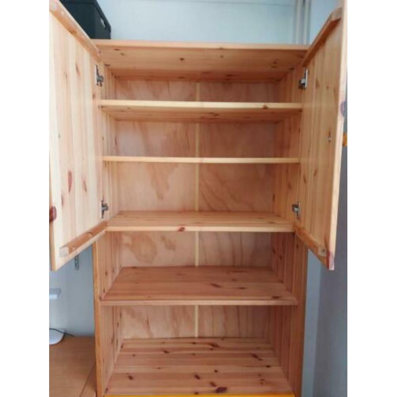 Grenen kast met deuren en laden