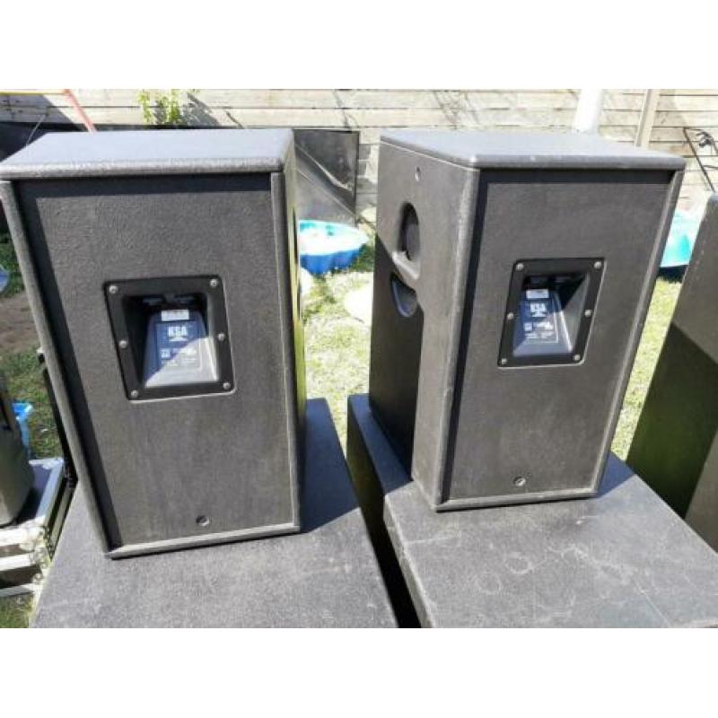 2x HK PR:O 12 speakers.
