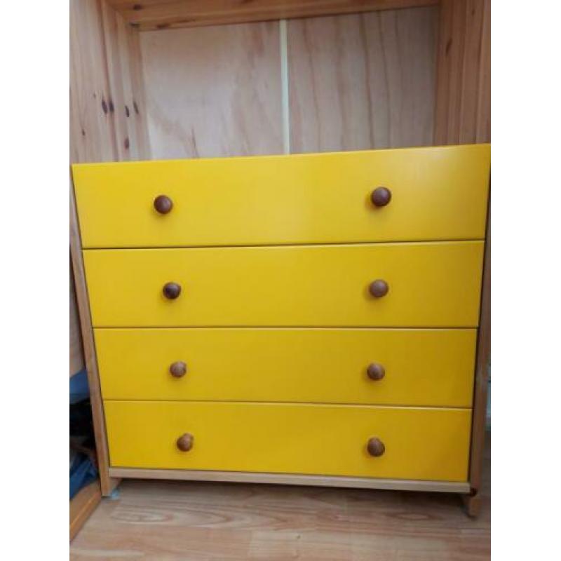 Grenen kast met deuren en laden