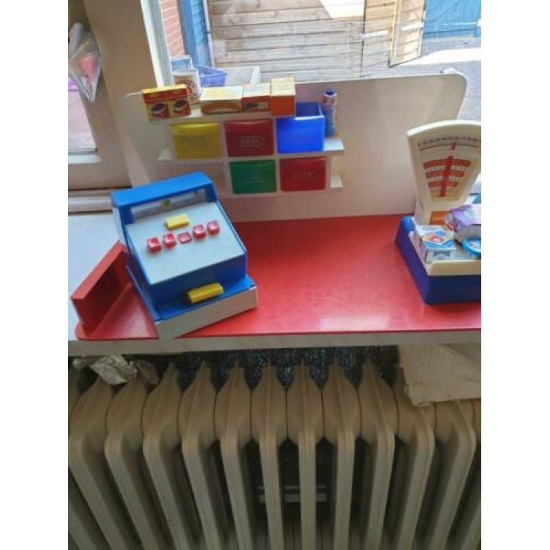 Vintage houten kruidenierswinkel met veel boodschappen