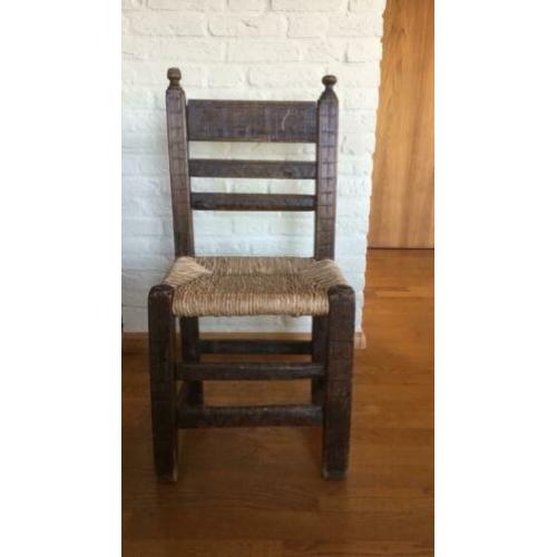 Mooi houten stoeltje met houtsnijwerk